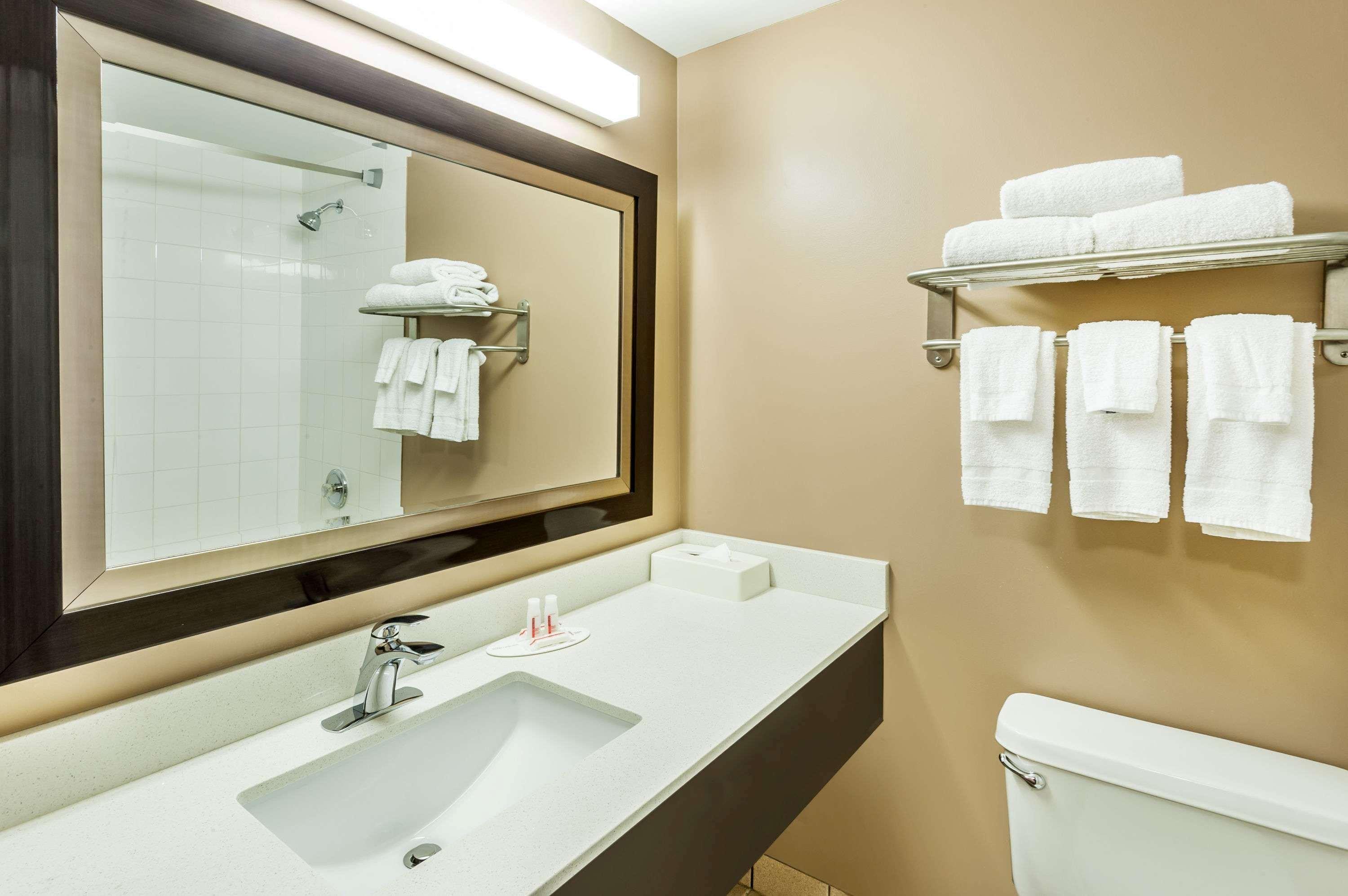 Super 8 By Wyndham Calgary/Airport Otel Dış mekan fotoğraf