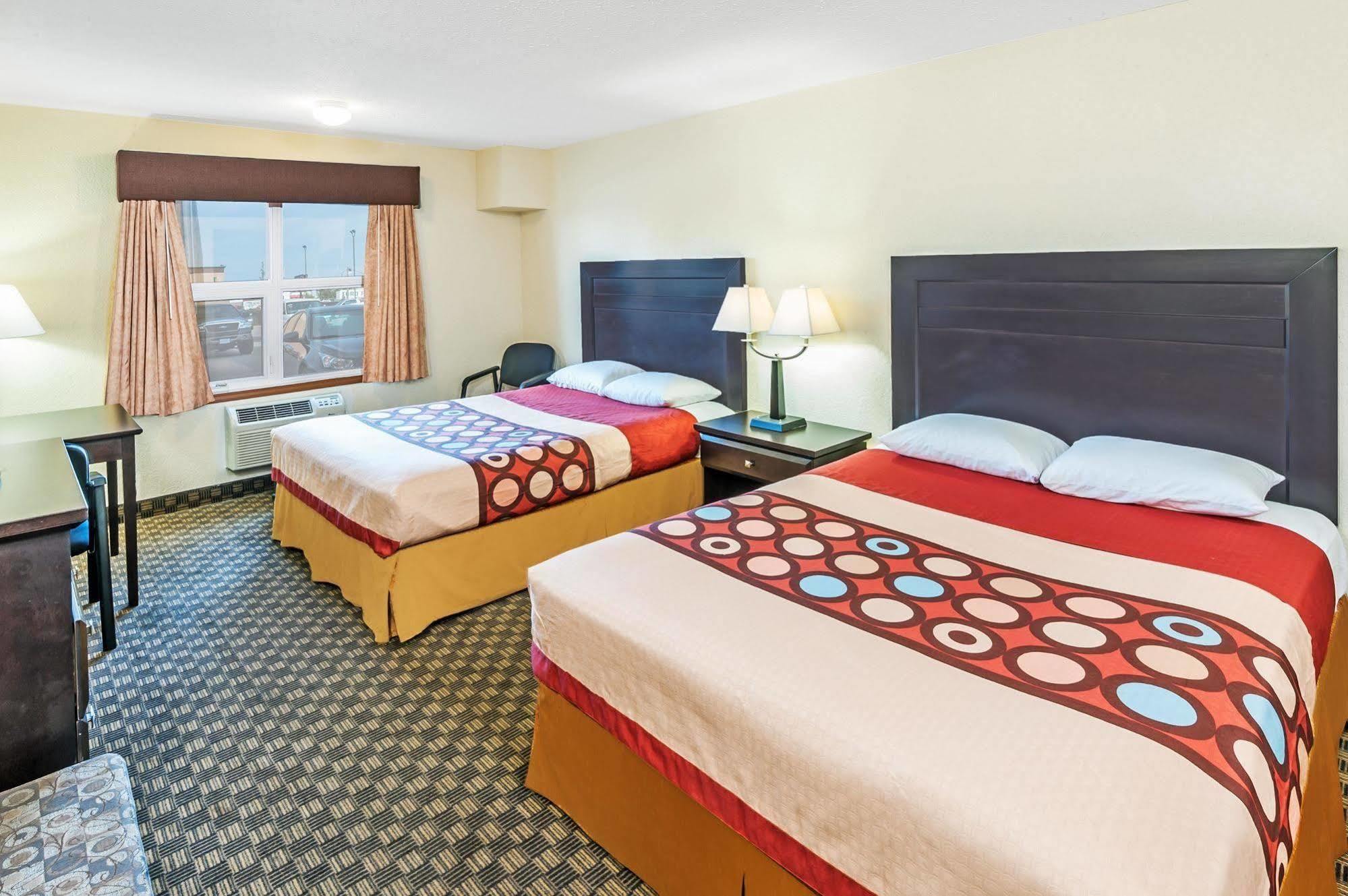 Super 8 By Wyndham Calgary/Airport Otel Dış mekan fotoğraf