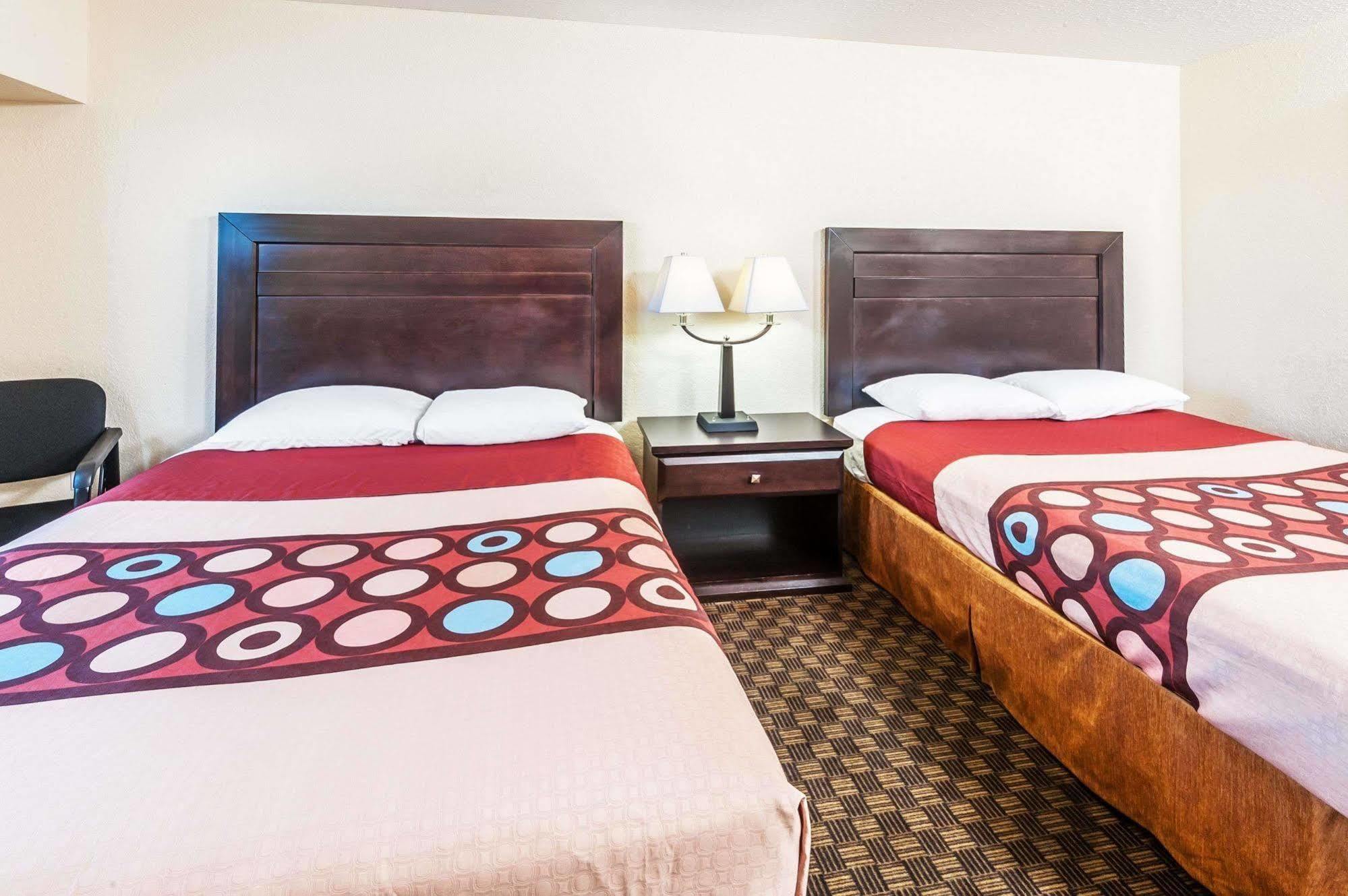 Super 8 By Wyndham Calgary/Airport Otel Dış mekan fotoğraf